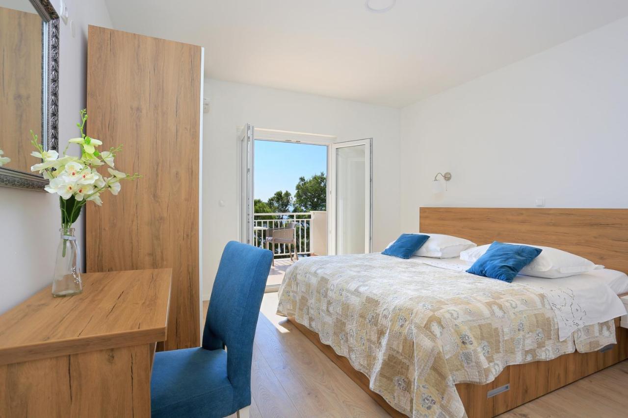 Apartments By The Sea Brela, Makarska - 6688 Екстер'єр фото