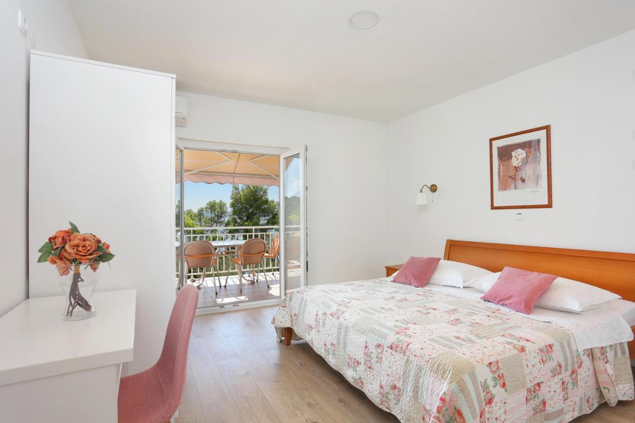 Apartments By The Sea Brela, Makarska - 6688 Екстер'єр фото