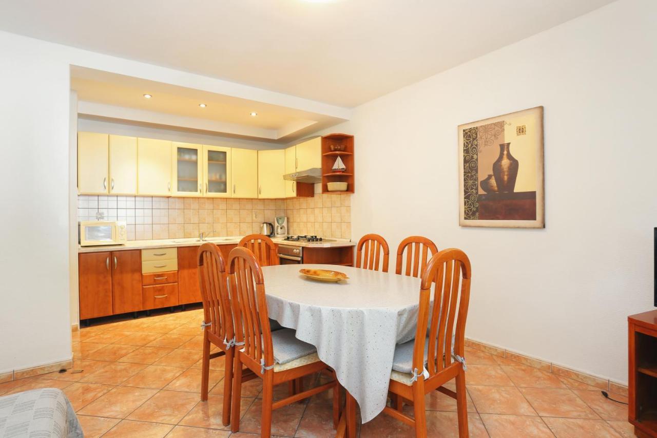 Apartments By The Sea Brela, Makarska - 6688 Екстер'єр фото