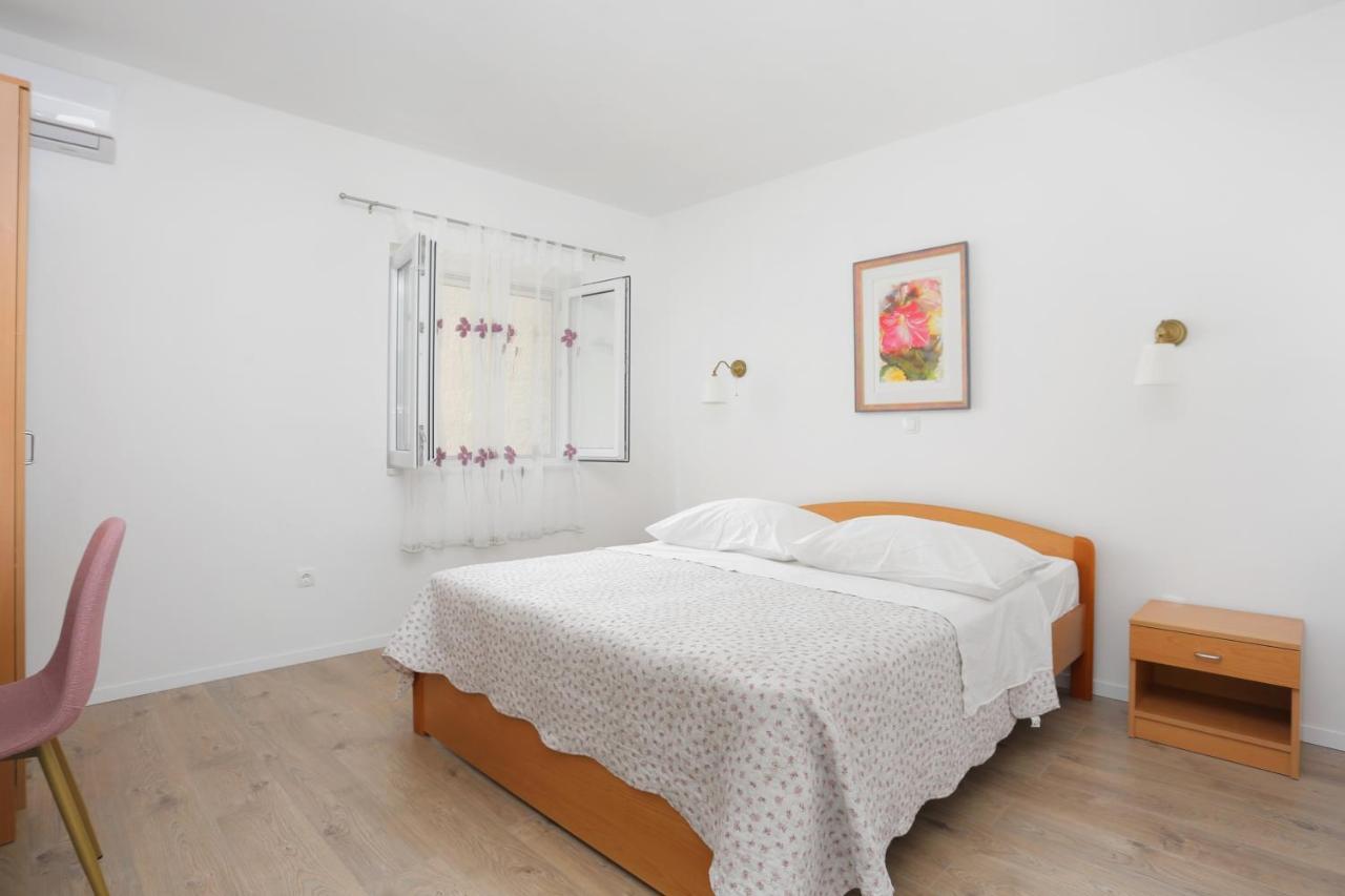 Apartments By The Sea Brela, Makarska - 6688 Екстер'єр фото