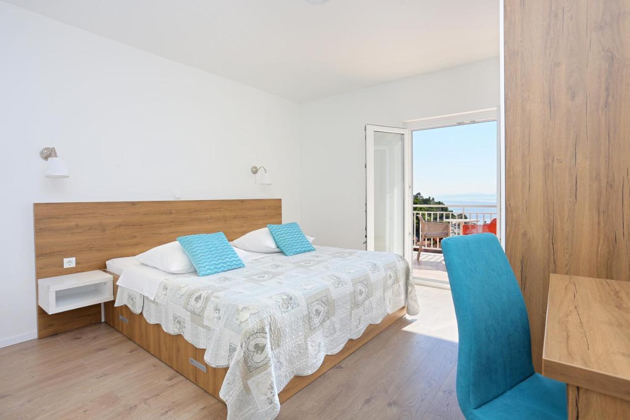Apartments By The Sea Brela, Makarska - 6688 Екстер'єр фото