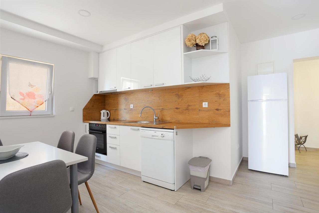 Apartments By The Sea Brela, Makarska - 6688 Екстер'єр фото