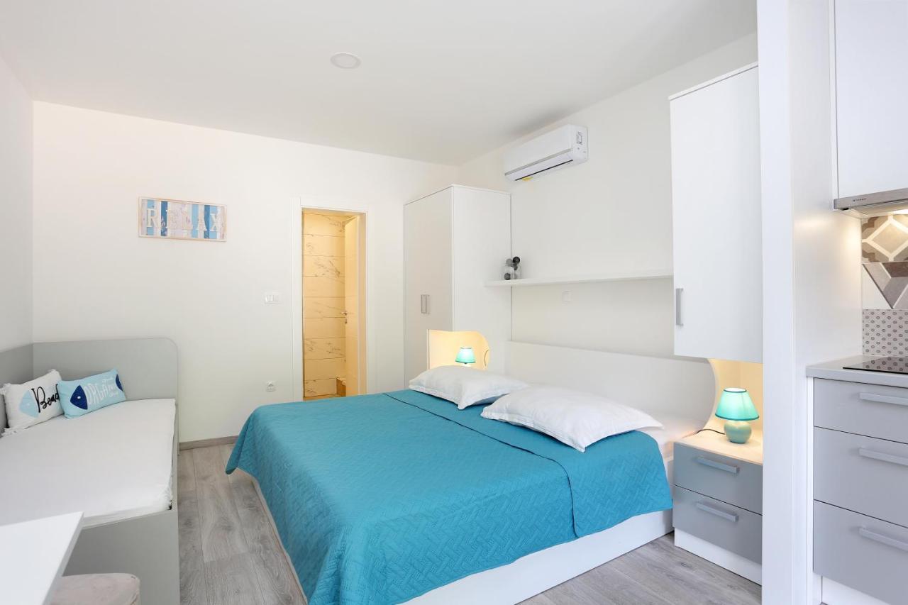 Apartments By The Sea Brela, Makarska - 6688 Екстер'єр фото