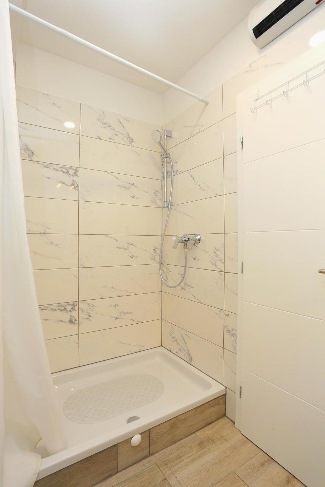 Apartments By The Sea Brela, Makarska - 6688 Номер фото
