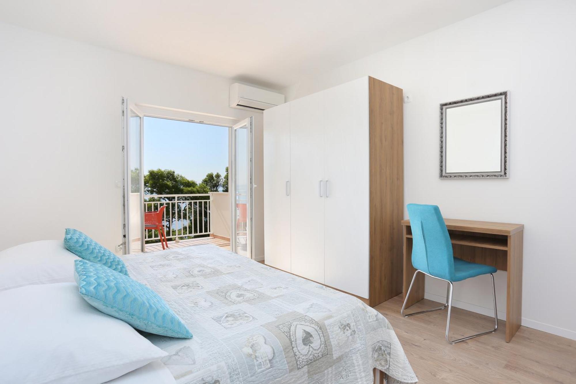 Apartments By The Sea Brela, Makarska - 6688 Номер фото