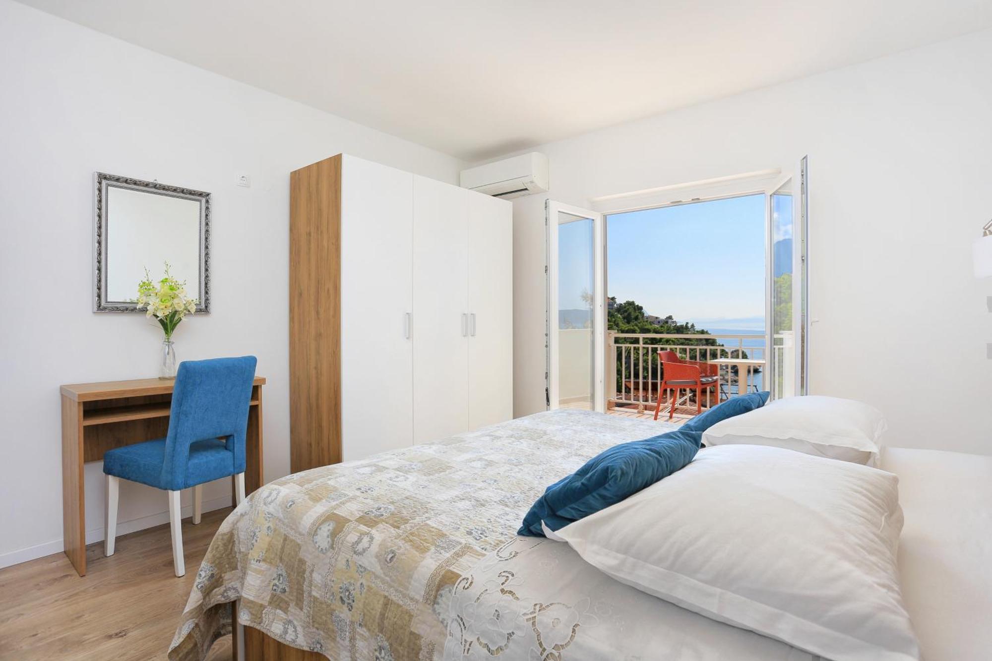 Apartments By The Sea Brela, Makarska - 6688 Номер фото