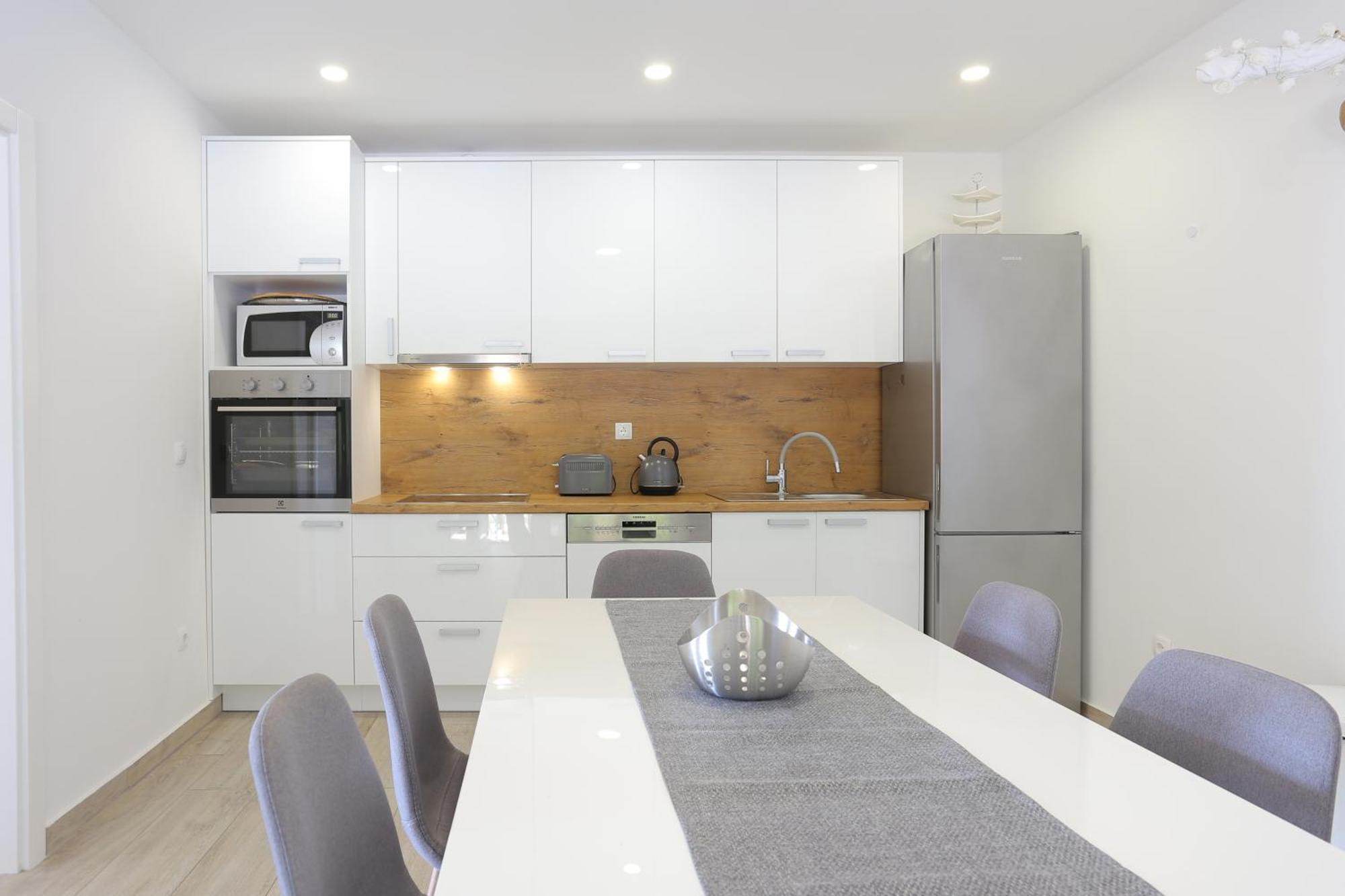 Apartments By The Sea Brela, Makarska - 6688 Номер фото