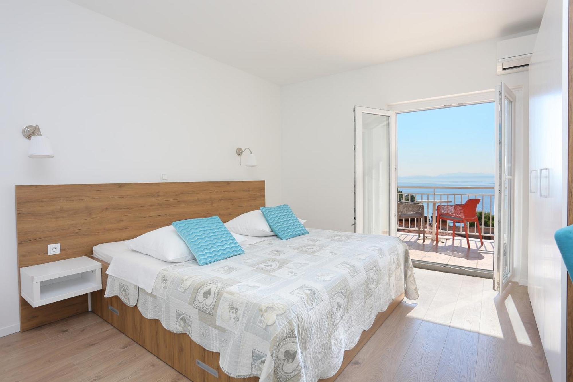 Apartments By The Sea Brela, Makarska - 6688 Номер фото