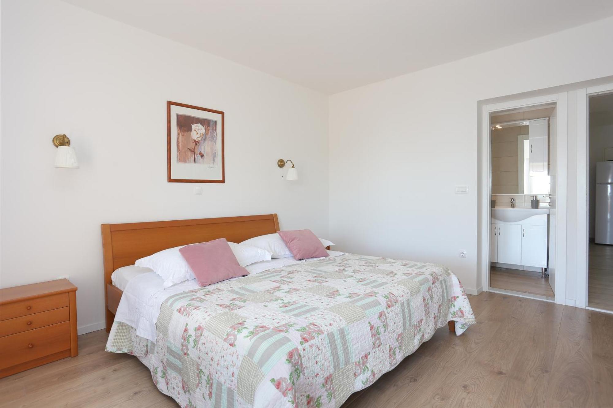 Apartments By The Sea Brela, Makarska - 6688 Номер фото