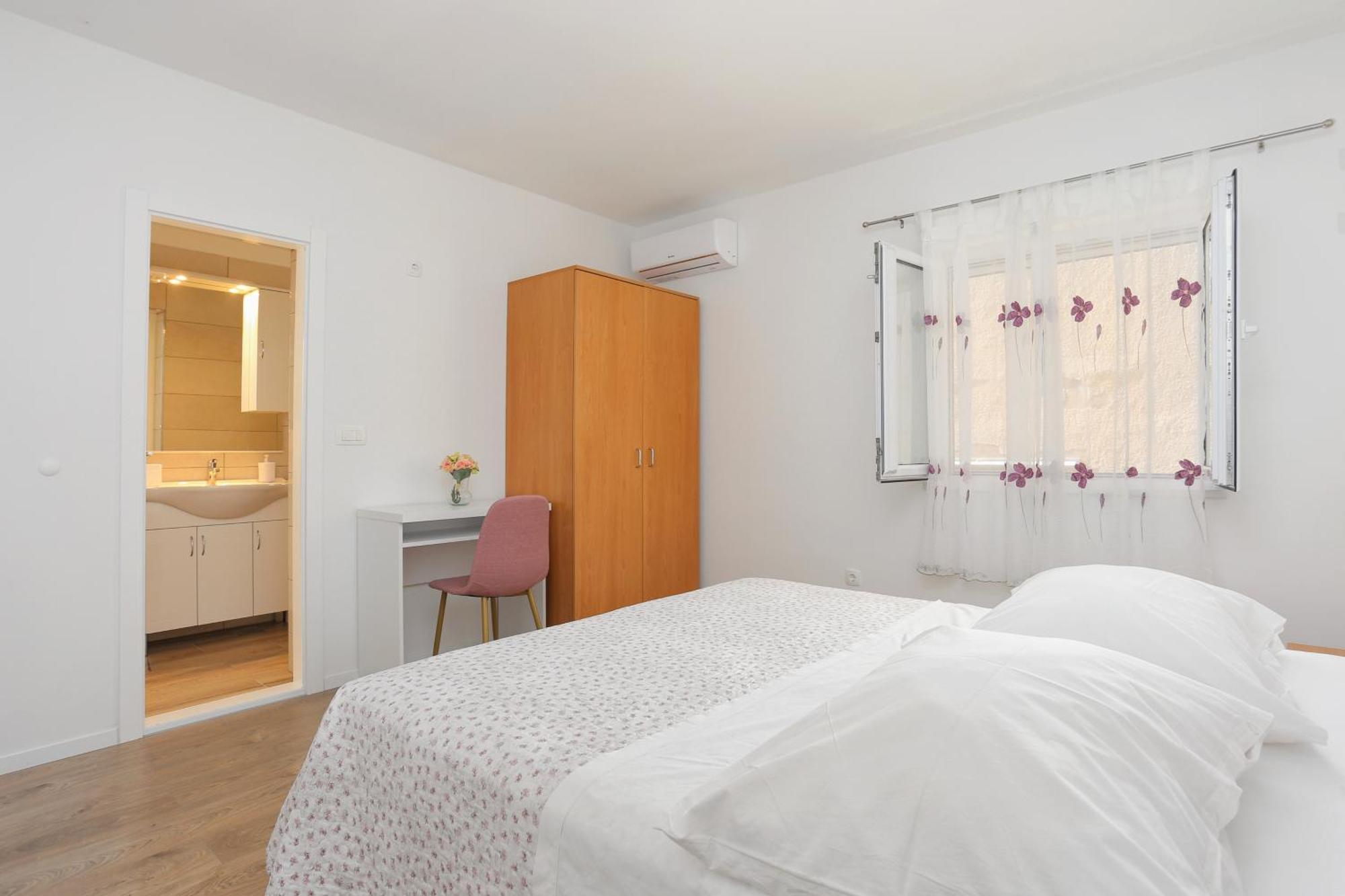 Apartments By The Sea Brela, Makarska - 6688 Номер фото